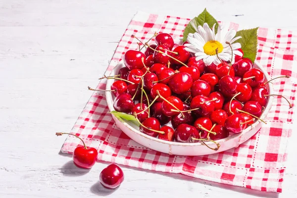 Färska Mogna Körsbär Skål Med Droppar Vatten Gammal Vit Trä — Stockfoto