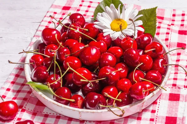 Verse Rijpe Zoete Kersen Een Kom Met Druppels Water Oude — Stockfoto