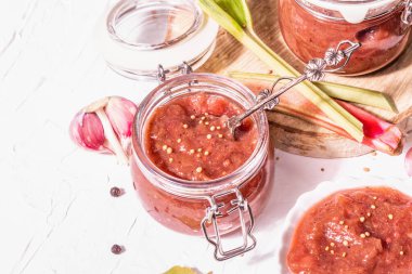 Ravent 'ten Chutney. Yemek pişirmek için malzeme ve baharat seti. Beyaz macun arkaplanı, kapat