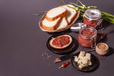 Ravent 'ten Chutney. Sağlıklı bir kahvaltı için gerekli malzemeler. Siyah taş beton zemin, modaya uygun sert ışık, koyu gölge, metin için yer