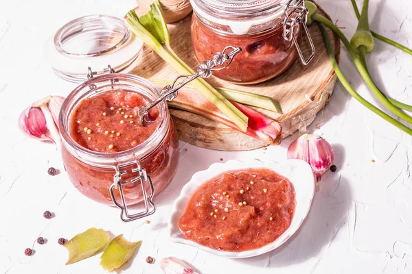 Ravent 'ten Chutney. Yemek pişirmek için malzeme ve baharat seti. Beyaz macun arkaplanı, kapat