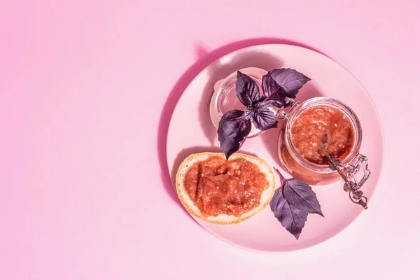 Chutney Rabarbaru Pyszne Jedzenie Tradycyjny Sos Sezonowy Pastelowy Różowy Tło — Zdjęcie stockowe