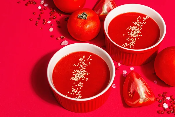 호리병박에 참깨를 토마토 수프에 있습니다 장미꽃 현대의 어두운 그림자 — 스톡 사진