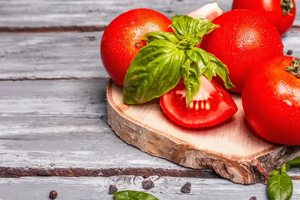 Tomates Maduros Con Hojas Albahaca Fresca Sal Negra Pimienta Medio — Foto de Stock