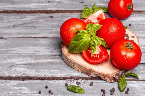 Tomates Maduros Con Hojas Albahaca Fresca Sal Negra Pimienta Medio — Foto de Stock