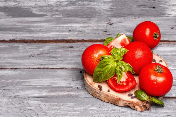 Tomates Maduros Con Hojas Albahaca Fresca Sal Negra Pimienta Medio — Foto de Stock