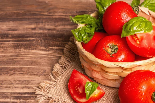 Tomates Rojos Maduros Con Albahaca Fresca Nueva Cosecha Verduras Una — Foto de Stock