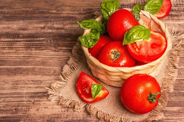 Tomates Rojos Maduros Con Albahaca Fresca Nueva Cosecha Verduras Una — Foto de Stock