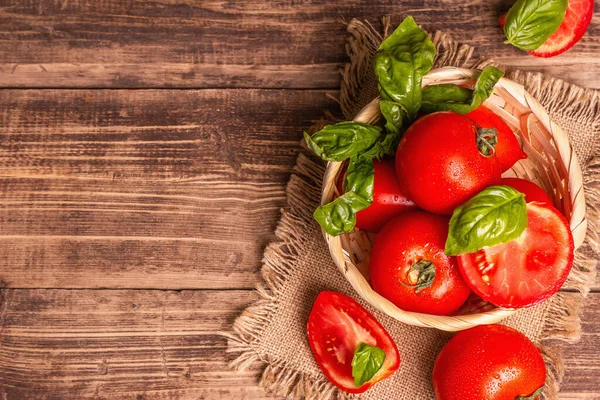 Tomates Rojos Maduros Con Albahaca Fresca Nueva Cosecha Verduras Una — Foto de Stock