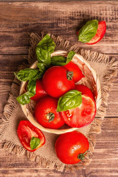 Tomates Rojos Maduros Con Albahaca Fresca Nueva Cosecha Verduras Una — Foto de Stock