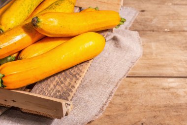 Taze portakal kabağı. Olgun sebzeler ahşap bir stantta toplanıyor. Antika pano tablosu, kopyalama alanı