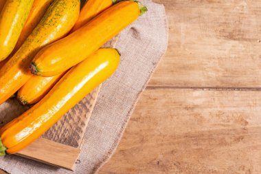 Taze portakal kabağı. Olgun sebzeler ahşap bir stantta toplanıyor. Antika tablolar, üst görünüm