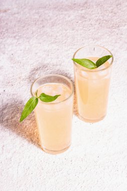 Yaz tazeleyici kokteyl. Soğuk tatlı içecek, modern sert ışık, karanlık gölge. Putty arkaplanı, metin için yer