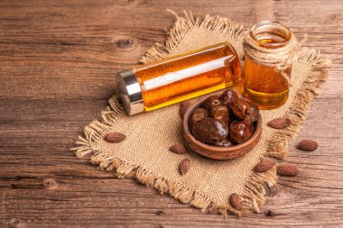 Seramik kâse ve zeytinyağında kurutulmuş zeytin. Geleneksel Yunan aperatifleri, kuru tohumlar, eski ahşap masa. Mutfak arkaplanı, kopyalama alanı