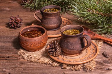 Çam iğnesi çayı, sollip-cha, geleneksel Kore içeceği. Çam kozalağı reçeli, alternatif tıp, sağlıklı yaşam tarzı. Vintage ahşap masa, kapat.