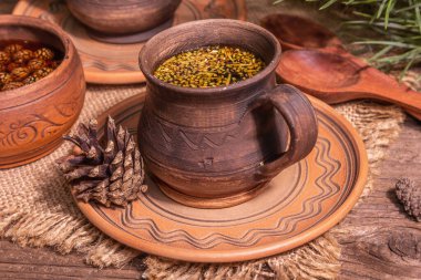 Çam iğnesi çayı, sollip-cha, geleneksel Kore içeceği. Çam kozalağı reçeli, alternatif tıp, sağlıklı yaşam tarzı. Vintage ahşap masa, kapat.