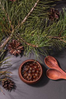 Tatlı kozalak reçeli. Geleneksel Sibirya tatlıları, taze yeşil dallar. Modaya uygun sert ışık, karanlık gölge. Siyah taş arkaplan, üst görünüm