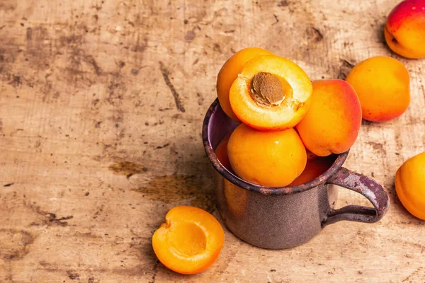 Albaricoques Maduros Una Taza Hierro Vintage Frutas Dulces Mesa Madera — Foto de Stock