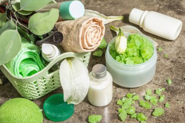 Yeşil çay eşliğinde organik kozmetik ürünler. Deniz tuzu, sabun, temel yağ. Masaj konsepti. Koyu taş mermer arkaplan, boşluğu kopyala