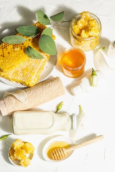 Concept Spa Avec Miel Lait Cosmétiques Naturels Ingrédients Biologiques Lumière — Photo