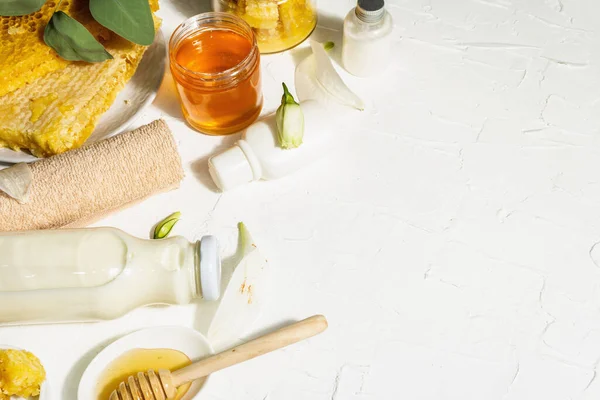 Concepto Spa Con Miel Leche Cosmética Natural Ingredientes Orgánicos Luz — Foto de Stock