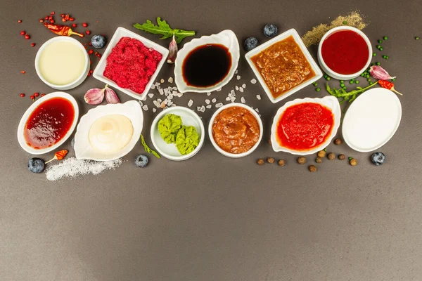 Zestaw Różnych Sosów Ketchup Majonez Grill Soja Chutney Wasabi Adjika — Zdjęcie stockowe