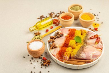 Tavuk ve baharat. Geleneksel yemek pişirmek için bir dizi ham malzeme. Hafif taş arkaplan, boşluğu kopyala