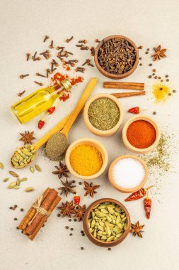 Köri pişirmek için bir çift baharat. Aromatik baharatlar: zerdeçal, paprika, kakule, tarçın, yıldız anason, kırmızı biber, kuru otlar, tuz. Hafif taş arkaplan, üst görünüm