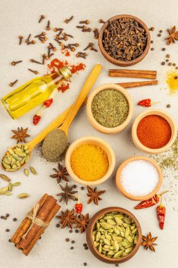 Köri pişirmek için bir çift baharat. Aromatik baharatlar: zerdeçal, paprika, kakule, tarçın, yıldız anason, kırmızı biber, kuru otlar, tuz. Hafif taş arkaplan, üst görünüm