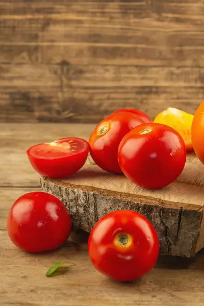 Surtido Tomates Maduros Soporte Madera Verduras Frescas Rojas Naranjas Ecológicas — Foto de Stock