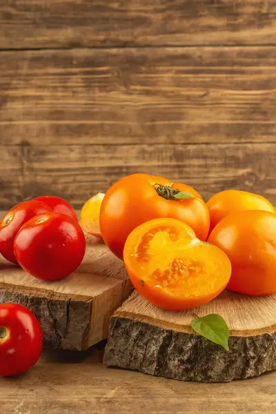 Surtido Tomates Maduros Soporte Madera Verduras Frescas Rojas Naranjas Ecológicas — Foto de Stock