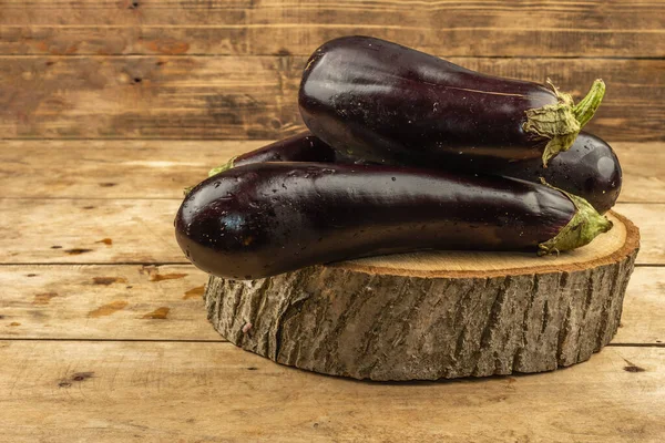 Tahta tezgahta olgun patlıcanlar. Taze organik sebzeler, mutfak masası. Yeni hasat, kopyalama alanı