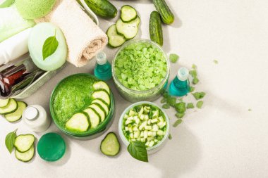 Salatalıklı ev yapımı kozmetik ürünleri. Deri deoksifikasyonu sebze maskeleri. Doğal krem, deniz tuzu, vücut losyonu ve sabun. Modern sert ışık, karanlık gölge. Taş beton zemin, üst görünüm