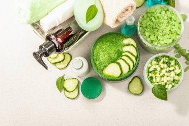 Salatalıklı ev yapımı kozmetik ürünleri. Deri deoksifikasyonu sebze maskeleri. Doğal krem, deniz tuzu, vücut losyonu ve sabun. Modern sert ışık, karanlık gölge. Taş beton zemin, üst görünüm