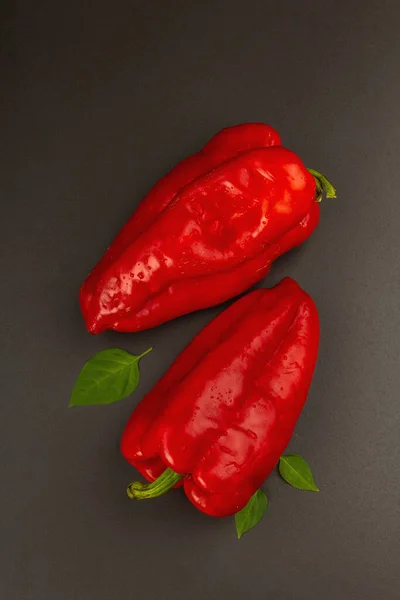 Pimiento Rojo Gigante Aislado Sobre Fondo Piedra Negra Vegetales Dulces — Foto de Stock