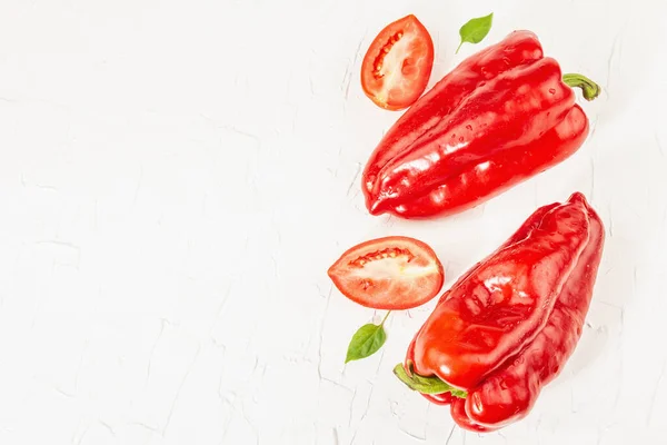 Pimientos Rojos Gigantes Tomates Sobre Fondo Blanco Vegetales Dulces Nueva — Foto de Stock