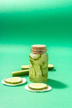 Ev yapımı salatalık kozmetiği. Deri deoksifikasyonu sebze maskeleri. Doğal yüz losyonu ya da tonik. Moda sabit ışık, koyu gölge, turkuaz arkaplan, kopyalama alanı