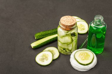 Ev yapımı salatalık kozmetiği. Deri deoksifikasyonu sebze maskeleri. Doğal yüz losyonu ya da tonik. Siyah mat arkaplanı, kopyalama alanı
