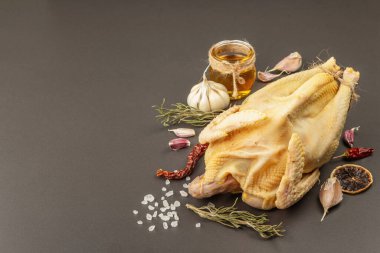 Tamamen serbest tavuk kümes hayvanı. Organik tarım gıdaları, sağlıklı gıda hazırlamak için geleneksel malzemeler. Çiğ et, baharat ve otlar siyah taş arka planda beton, kopyalama alanı