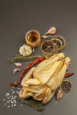 Tamamen serbest tavuk kümes hayvanı. Organik tarım gıdaları, sağlıklı gıda hazırlamak için geleneksel malzemeler. Çiğ et, baharat ve otlar siyah taş bir arka planda, üst manzara