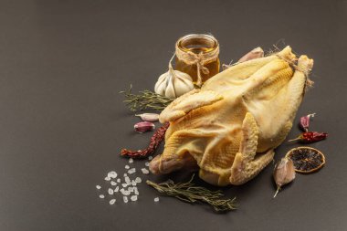 Tamamen serbest tavuk kümes hayvanı. Organik tarım gıdaları, sağlıklı gıda hazırlamak için geleneksel malzemeler. Çiğ et, baharat ve otlar siyah taş arka planda beton, kopyalama alanı