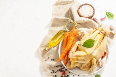 Tamamen serbest tavuk kümes hayvanı. Organik tarım yiyeceği, modaya uygun sert ışık, karanlık gölge. Çiğ et, taze sebze, baharat ve otlar beyaz macun arka planda, üst manzara