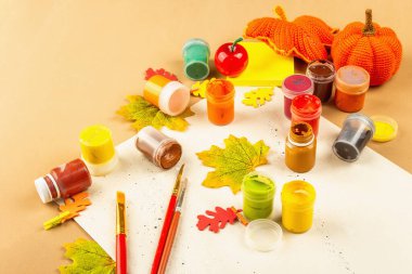 Yaratıcı sonbahar renk kompozisyonu. Gouache, fırça, kağıt, geleneksel dekor. Sanat, ruh hali, hobi ya da yaşam tarzı. Açık bej arkaplan, düz yatış, kopyalama alanı