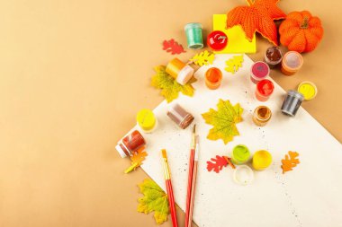 Yaratıcı sonbahar renk kompozisyonu. Gouache, fırça, kağıt, geleneksel dekor. Sanat, ruh hali, hobi ya da yaşam tarzı. Açık bej arkaplan, düz yatay, üst görünüm