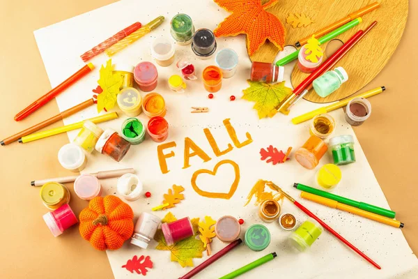 Kreatywna Jesienna Kompozycja Kolorów Gwasz Szczotki Papier Tradycyjny Wystrój Słowo — Zdjęcie stockowe