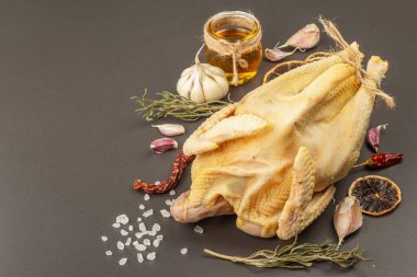 Tamamen serbest tavuk kümes hayvanı. Organik tarım gıdaları, sağlıklı gıda hazırlamak için geleneksel malzemeler. Çiğ et, baharat ve otlar siyah taş arka planda beton, kopyalama alanı