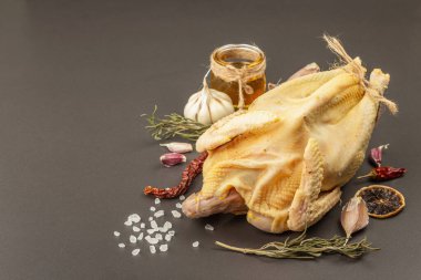 Tamamen serbest tavuk kümes hayvanı. Organik tarım gıdaları, sağlıklı gıda hazırlamak için geleneksel malzemeler. Çiğ et, baharat ve otlar siyah taş arka planda beton, kopyalama alanı