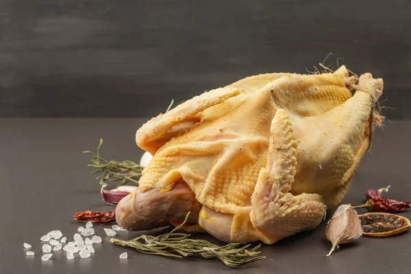 닭이야 유기농 음식은 준비를 전통적 재료입니다 콘크리트 날고기 향신료 밀봉되어 — 스톡 사진