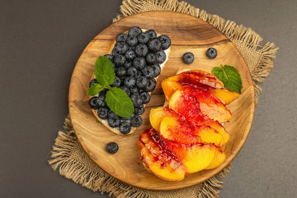 Tasty Toast Bread Cream Cheese Ripe Fruits Grilled Peach Blueberries — Stock Photo, Image