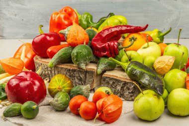 Modaya uygun çirkin sebzeler ve meyveler. Taze biber, fasulye, salatalık, domates, balkabağı, elma çeşitleri. Organik çirkin yemekler pişirmek. Taş beton arkaplan, metin için yer